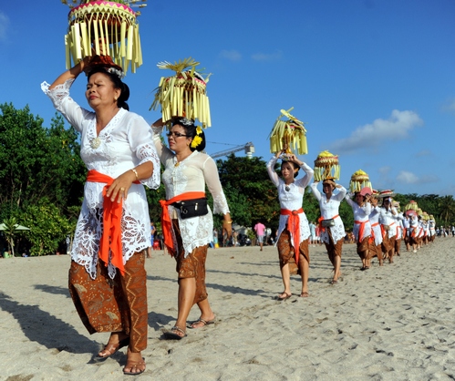 People carry offerings on their heads du