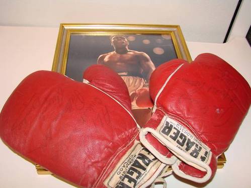 Boxing_gloves_and_Ali3_t653