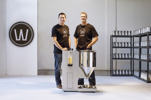 Ian Williams e Anders Warn: presentano la macchina in grado di produrre birra a casa in soli 7 giorni