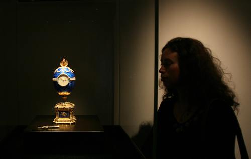 A woman looks at the “Kelch Chanticleer”