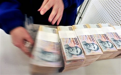 La Banca centrale dell'Ungheria per aiutare le associazioni umanitarie a riscaldarsi ha deciso di utilizzare ... banconote