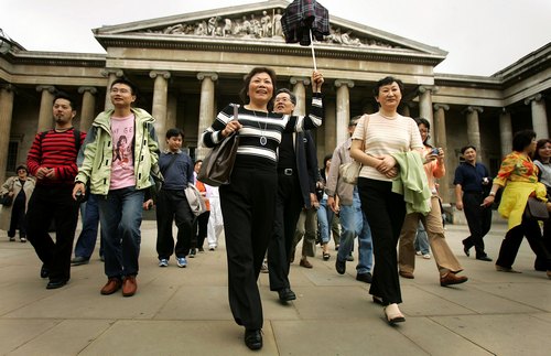 First Chinese Tourists To Visit UK Go Sightseeing