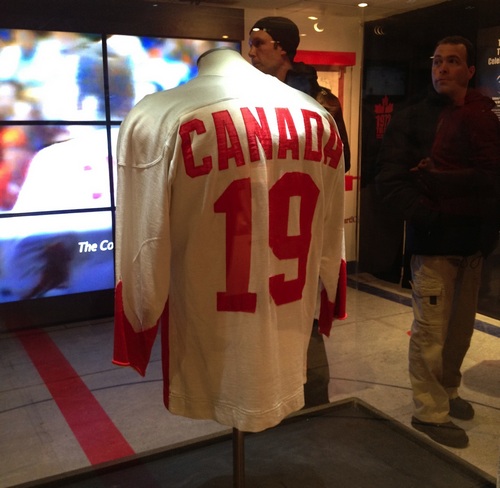 Maglia nazionale canadese di Hockey su ghiaccio venduta all'asta per 1.275 mila dollari