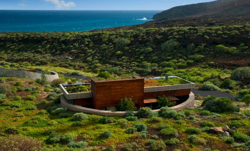 Tenerife: ecco la meravigliosa Casa Bioclimatica immersa nel verde di un parco eolico