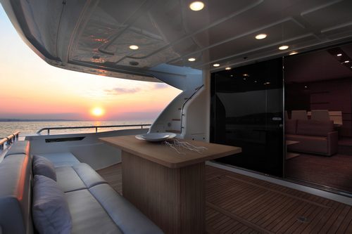 Ferretti 720_cockpit_low