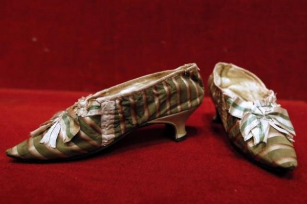 Scarpe di Maria Antonietta battute all'asta per 50.000 euro