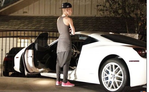Justin Bieber guida una Ferrari 458 bianca 