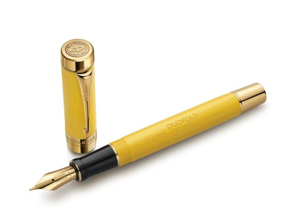 Parker compie 125 anni, la speciale penna Duofold Mandarin Yellow 