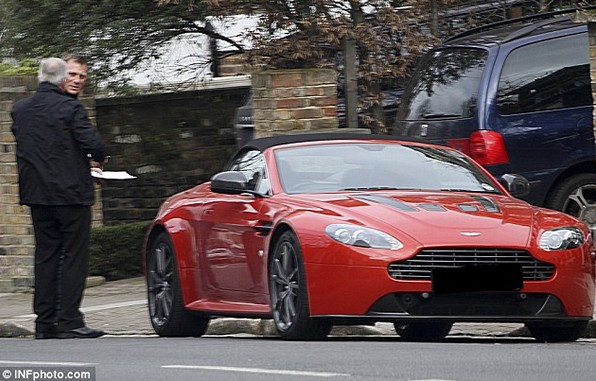 Daniel Craig: una Aston Martin V12 Vantage Roadster per il suo 45esimo compleanno