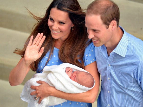 Kate esce dall'ospedale con il Royal Baby, le immagini dell'abito a pois come Diana
