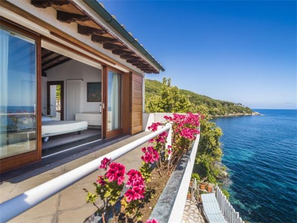 Ville di lusso in Toscana, all'Isola d'Elba sul mare un sogno da 3 milioni di euro