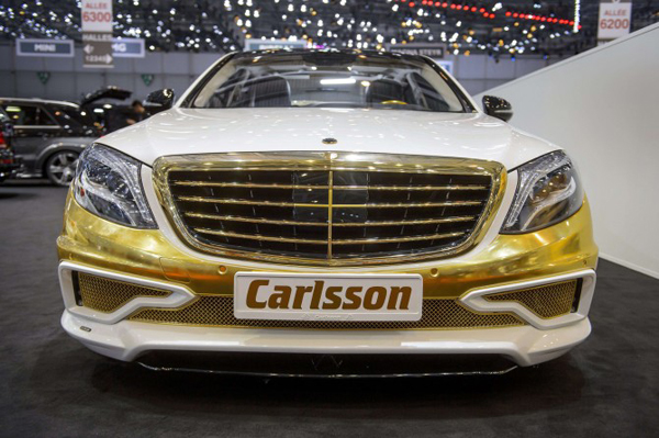 Mercedes CS50, la vettura ricoperta da foglie d'oro