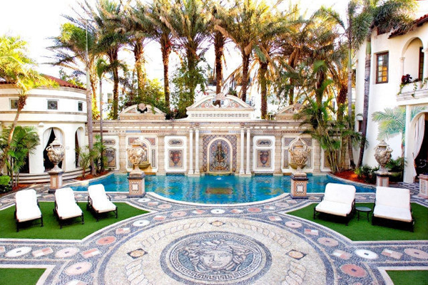Nella Villa Versace a Miami si nuota nell'oro