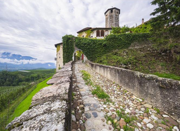 Il castello Valer in Trentino è in vendita
