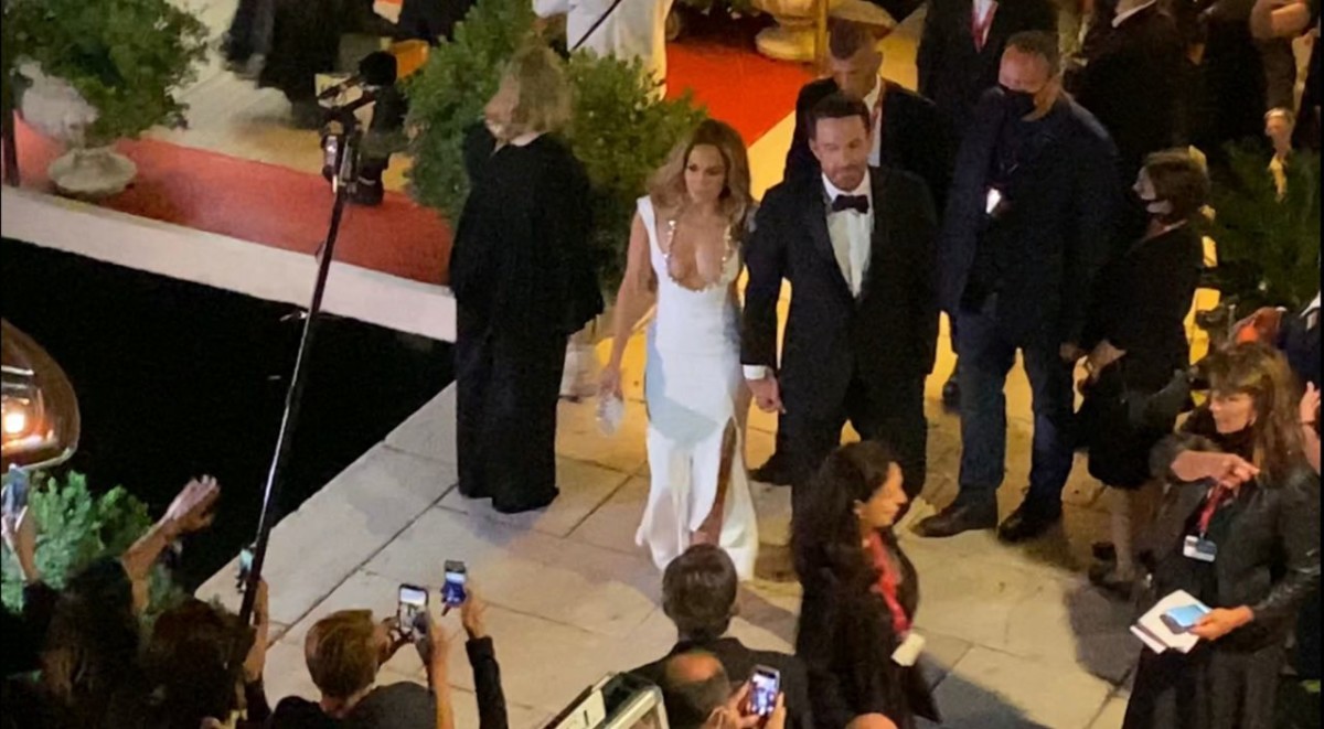 Jennifer Lopez e Ben Affleck sul red carpet del Festival di Venezia